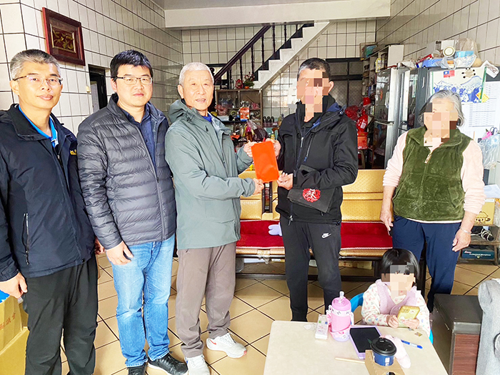 金門城睢陽府廟管理委員會主任委員辛雷達(左三)一行人前往后湖慰問車禍受傷的許小妹,表達關懷。
(金門城睢陽府廟管理委員會提供)