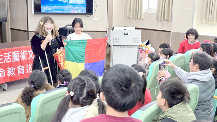 生命鬥士劉麗紅女士到賢庵國小分享她的人生故事「愛的加減乘除」,現場師生回響熱烈,並大合照留念。 (賢庵國小提供)