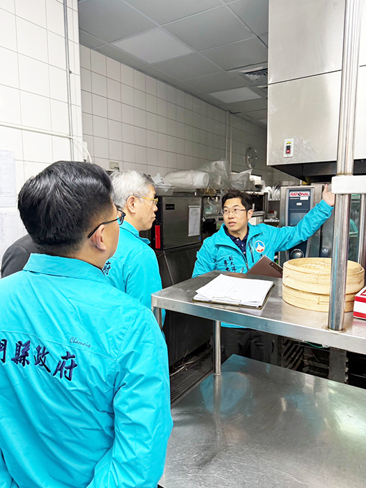 消防局至金湖飯店針對瓦斯設備全面盤點。(消防局提供)