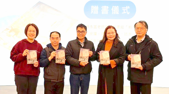 《金門將軍學校》新書分享會:作者陳永富(左三)贈新書,由多年國小校長張志猛、柏村國小校長許雪芳、開瑄國小校長蔡志隆、卓環國小校長楊杰頤代表收受。(陳永富提供)