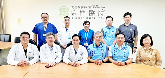 消防局局長呂英華率隊拜會金門醫院，協調推動「到院前12導程心電圖專案」。（消防局提供）