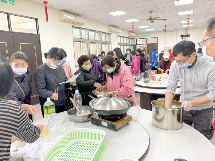 農試所「黃金泡菜製作教學課程體驗活動」22日登場,學員在講師楊明幼的帶領下完成黃金泡菜製作。
(農試所提供/陳麗妤攝)