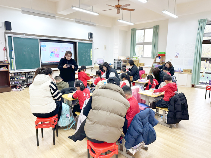 述美國小辦理113學年度下學期教學參觀日。家長入班觀課、參加家長座談，親師生並一同參與述美小麥盃親子路跑及趣味活動，歡樂及笑聲充滿校園。（述美國小提供）