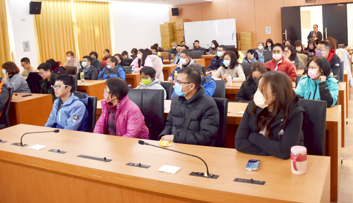 縣府人事處辦理114年度員工協助方案-關懷小組訓練，邀請諮商心理師徐孟微以「如何與主管合作進行轉介與追蹤」為題進行講授，精闢的講解讓與會者獲益匪淺。（莊煥寧攝）