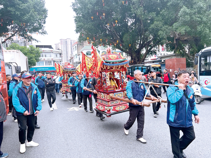 為了迎城隍活動,輪值境主組團前往對岸遞送佛帖。(北鎮廟提供)