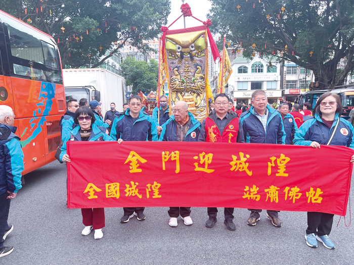 為了迎城隍活動,輪值境主組團前往對岸遞送佛帖。(北鎮廟提供)