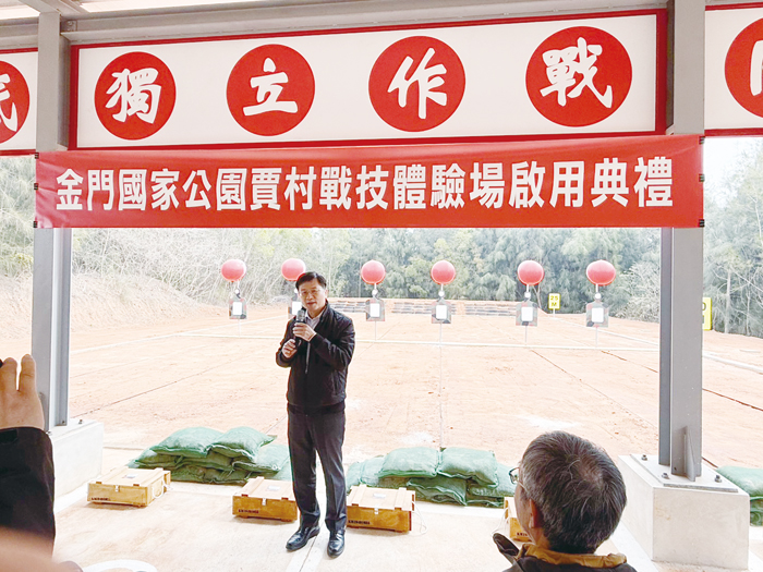 內政部國家公園署署長王成機致詞,將持續進行戰地資源保存維護及活化,重現國軍戰鬥訓練場地歷史風貌供民眾體驗。(呂肇中攝)