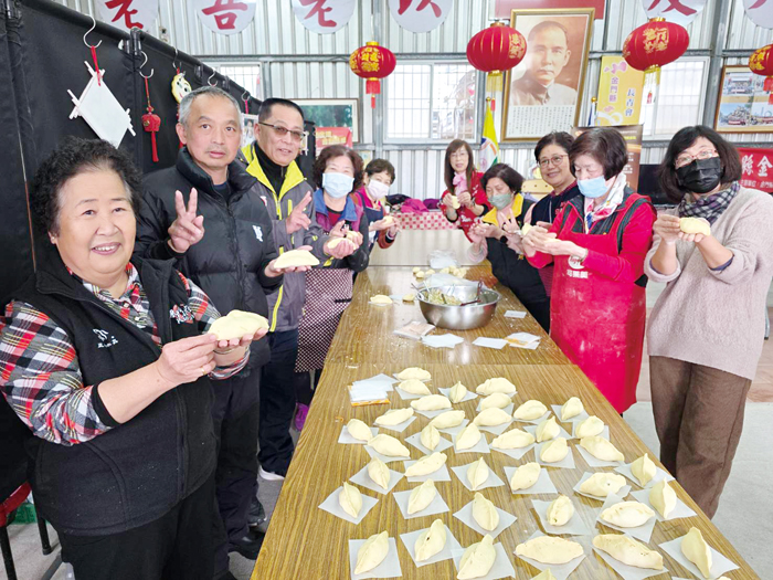志工動手包菜粿。（許峻魁攝）