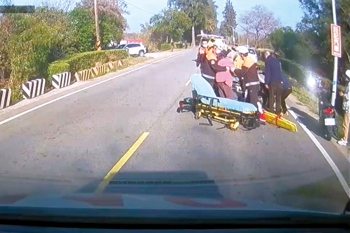消防局獲報車禍事故，將傷者送醫。（消防局提供）