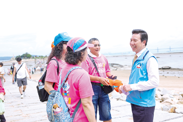 縣長陳福海多次前往建功嶼現地會勘，聽取遊客對於當地景點的建議。（資料照片／薛子軒攝）