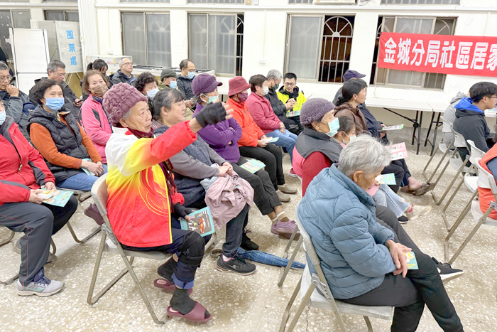 金城鎮古崗社區發展協會召開社區治安會議,金城分局分局長陳盈元親授反詐騙心法,期望能減少受騙風險。
(金城分局提供)