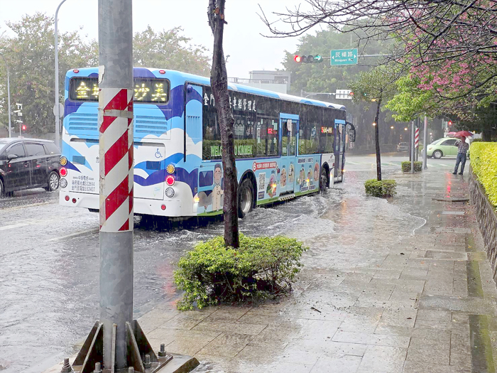昨日下午約一點多降下瞬間暴雨，民生路易積水路段淹水，但雨勢停歇後立即退去。（許峻魁攝）