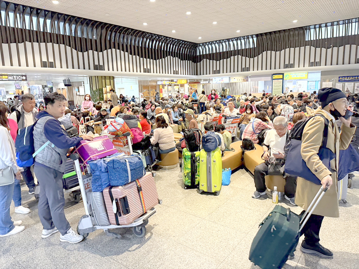 金門近日受濃霧影響,尚義機場昨(4)日上午湧現超過500名滯留旅客。(呂肇中攝)