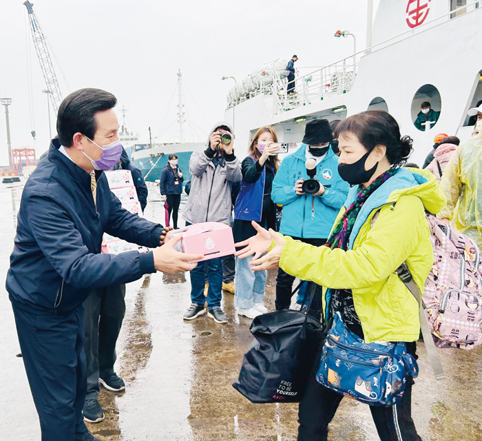 縣長陳福海歡迎鄉親清明節返鄉祭祖。(資料照片/縣府提供)