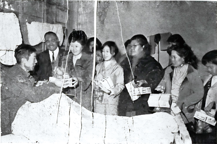 《58年3月9日金門日報2版》由婦女會理事長徐久美（左三）率領金門各婦女勞軍團，於尚義醫院慰問傷患官兵。（顏伯仁攝）