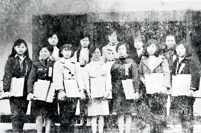 《58年3月9日金門日報2版》全縣模範婦女接受大會表揚後合影。（沈益輝攝）