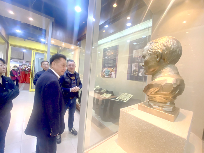 《賞心悅睦》三人聯合藝術展,議長洪允典前往看展。(文化局提供)
