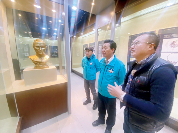 由金門縣文化局主辦的《賞心悅睦》三人聯合藝術展昨日是展期最後一天,金門縣長陳福海特地前往看展。(文化局提供)