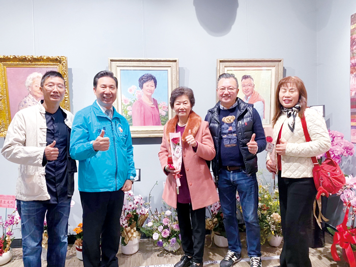 由金門縣文化局主辦的《賞心悅睦》三人聯合藝術展昨日是展期最後一天,金門縣長陳福海特地前往看展。(文化局提供)