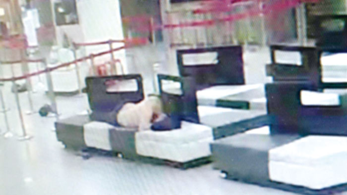 醉男袒臥金門機場。(民眾提供)