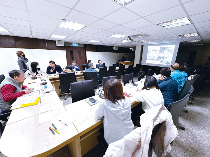 金門縣政府教育處召開「金沙國中及金門農工游泳池優化工作會議」。（陳冠霖攝）