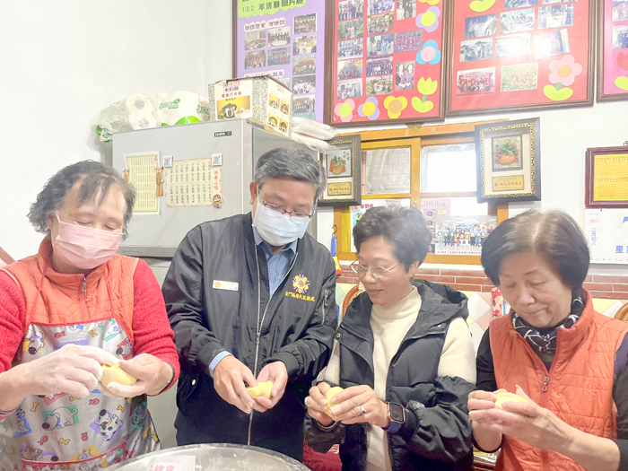 劉信義處長(左2)、黃秀英隊長(右1)及志工共同做菜粿。(榮服處提供)