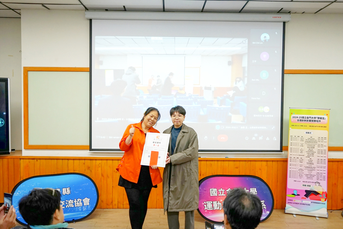 金門縣蘭馨國際交流協會委託國立金門大學舉辦首屆創新創業競賽，由金大麥勻瑄、東海洪于婷組成的「麥香紅茶隊」勇奪第一名，接受蘭馨創會會長楊紫玫（左）頒獎獎勵。（金大提供）