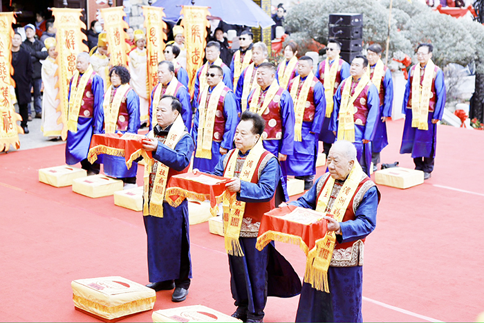 媽祖敬獻大典,議長洪允典(前排中)、媽祖聯誼會會長楊耀芸(前排右)等人擔任主祭官。(金門縣金城鎮南門天后宮提供)