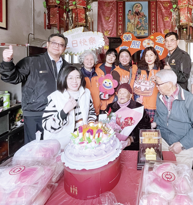 金門縣榮民服務處為陳李蘇治阿嬤慶賀百歲壽誕,轉贈總統及行政院長「壽屏」、退輔會主任委員「金壽桃」。
(金門榮民服務處提供)