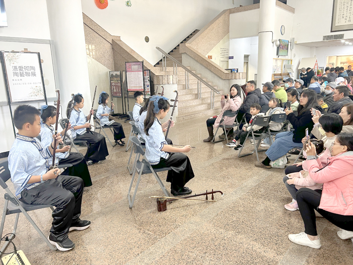「浯愛砌陶」陶藝展覽昨日開幕,由賢庵國小的二胡社團演奏為展覽拉開序幕。(許加泰攝)