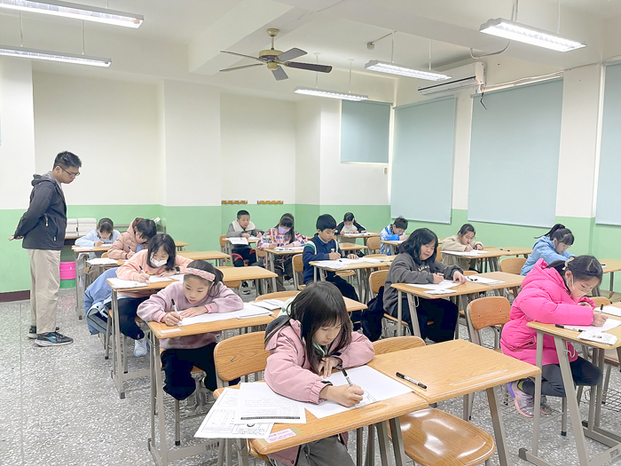 114學年度國小藝術才能美術班招生鑑定─術科測驗,考場秩序良好。(中正國小提供)