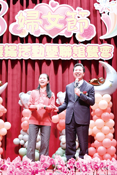 金門縣「114年度模範婦女及模範婆媳表揚」昨日登場，縣長陳福海偕夫人許梨羡，與立委陳玉珍、議員周子傑、董森堡等嘉賓頒獎表揚獲獎模範婦女暨婆媳並獻上祝福。（縣府提供）