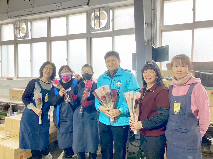 陶瓷廠廠長林蔚尚準備鮮花,感謝同仁們的辛勤付出。(陶瓷廠提供)