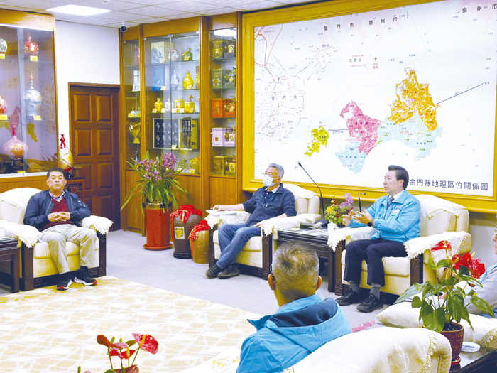 縣長陳福海邀集金沙鎮長吳有家與相關單位討論金沙國中游泳池修繕等事宜。(薛子軒/陳冠霖攝)