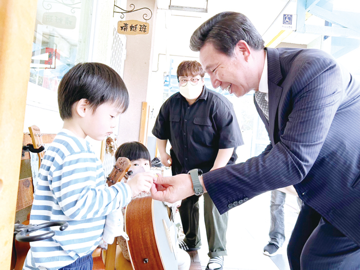 縣長陳福海率領縣政團隊前往台北,實地參訪非營利機構螢橋幼兒園,深入了解多元學習環境及共融教育模式。(縣府提供)