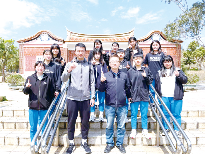 金中女籃赴台,校長許自佑勉勵全力以赴。(金門高中提供)
