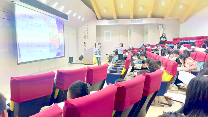 金門特約記者林靈向學生講解新聞採訪與寫作技巧。(金湖國小提供)
