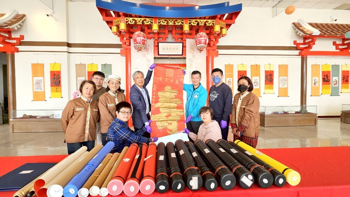 自新加坡返臺之第三批文物,本(3)月14日由江柏煒教授率其團隊代表,捐贈點交給金門歷史民俗博物館典藏,由金門文化園區管理所所長盧根陣代表接受。(國立臺灣師範大學海外華人研究中心提供)
