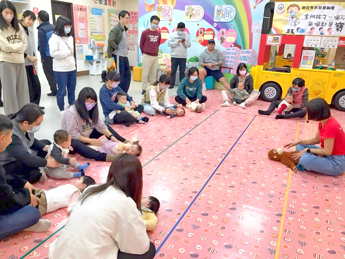 專業老師帶領家長與寶寶一起拍手、律動,享受親子共樂時刻。(醫遊館提供)