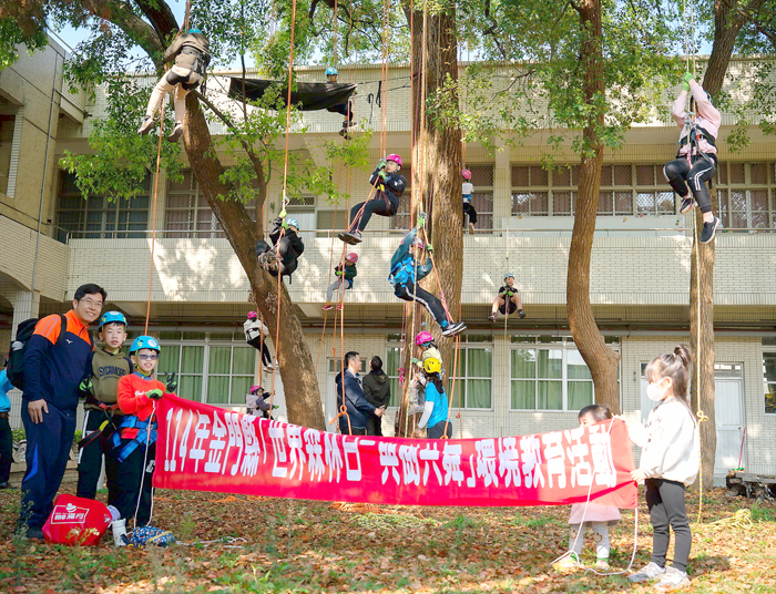 學員攀樹,感受大自然的魅力。(環保局提供)