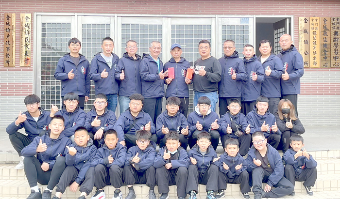 天震堂參加中華盃舞龍舞獅錦標賽,啟程前,金城鎮鎮長李誠智偕四位里長贈程儀壯行。(金城鎮公所提供)