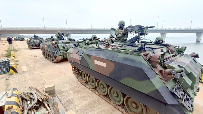 CM21裝甲車克服大橋的地形障礙,進行快速駐防。(民眾提供)