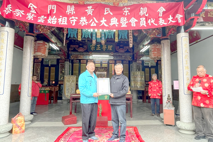 縣府參議陳世保代表縣長陳福海頒發當選證書給理事長黃奕木。(陳麗妤攝)