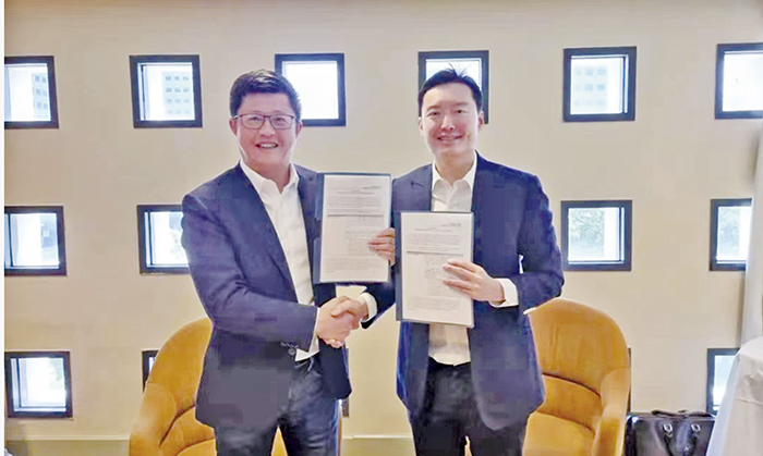 YTL綠色資料中心園區不只與輝達合作,也與中國萬國數據合作,圖為萬國數據董事長兼首席執行官黃偉(左)與楊忠禮電力執行董事楊恭翰(右)共同簽約合作。
(圖源:萬國數據提供)