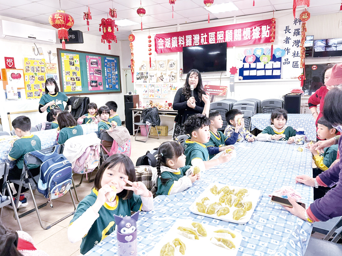 小朋友開心地拿著自己完成的菜粿,滿臉成就感。(李映蓉攝)