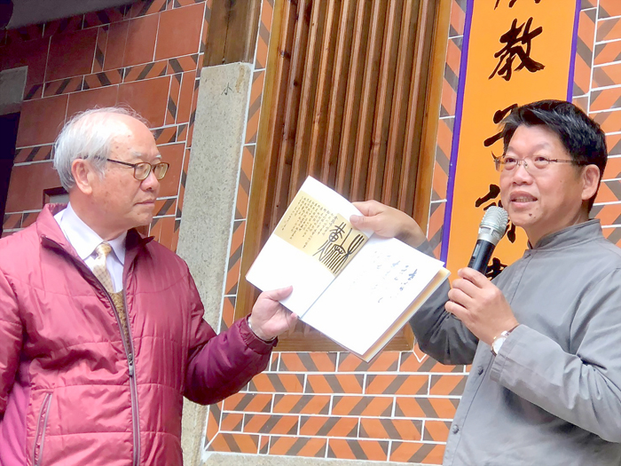 洪松柏書法家的演講,講述他在書法路上的成長與貴人。(李映蓉攝)