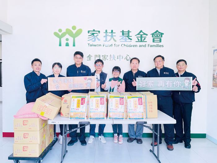 玉照天宮玉皇大天尊的信眾與金門縣議員及社會各界人士發起公益捐贈活動。（金門家扶中心提供）