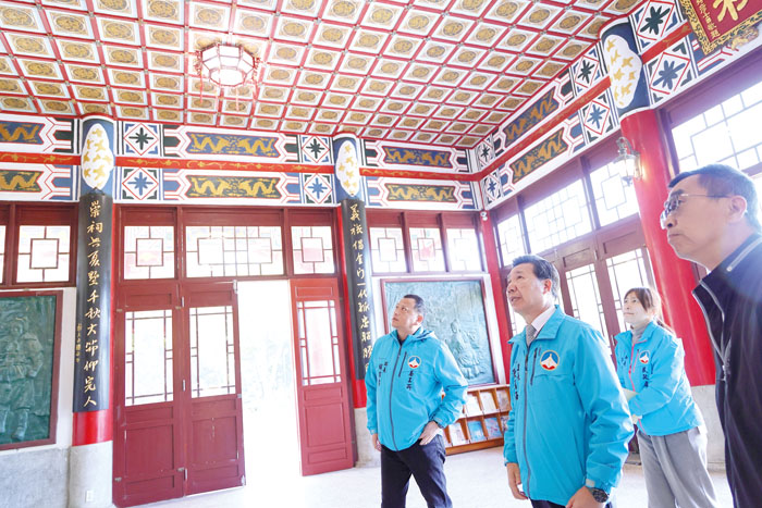 縣長陳福海到建功嶼附近的延平郡王祠巡視,指示針對廟內有些年久失修之處,需重新粉刷與美化。(薛子軒攝)