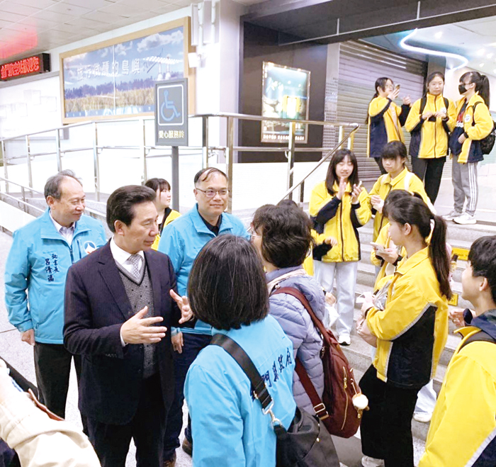 湖中國樂團出發赴台參賽,於機場巧遇縣長陳福海,獲得親自勉勵。(金湖國中提供)