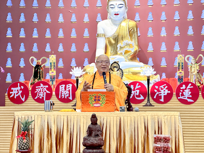 佛光山金蓮淨苑22日舉辦八關齋戒,由雲林講堂住持慧得法師為100多位戒子主法正授。(金蓮淨苑提供)